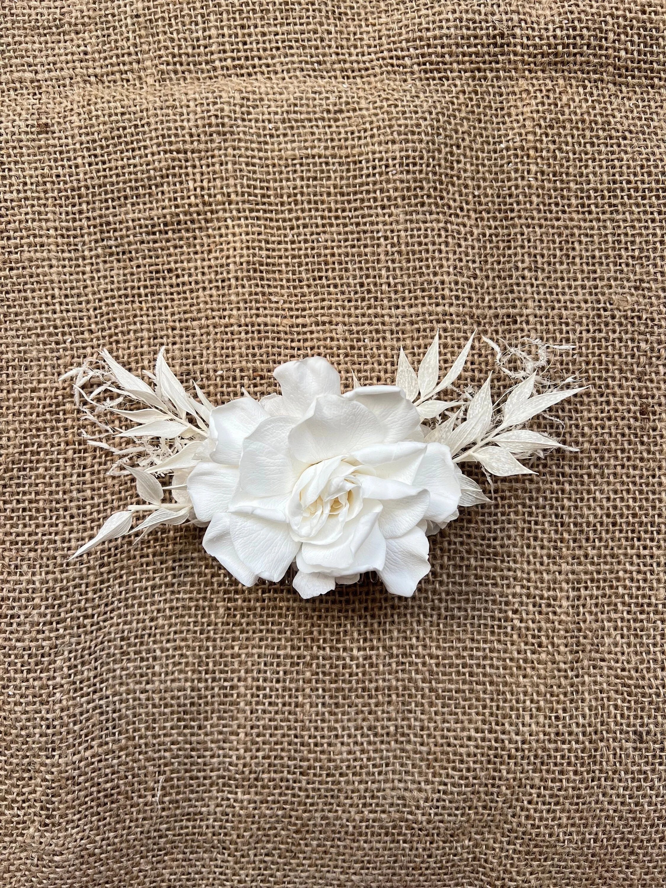 Boho Bridal White Floral Hair Comb, Gardenia Ruscus Dried Flower Headpiece for Wedding in White, Bridal Headpiece White Flowers For Hair Up