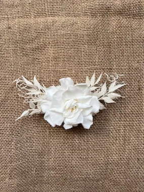 Boho Bridal White Floral Hair Comb, Gardenia Ruscus Dried Flower Headpiece for Wedding in White, Bridal Headpiece White Flowers For Hair Up