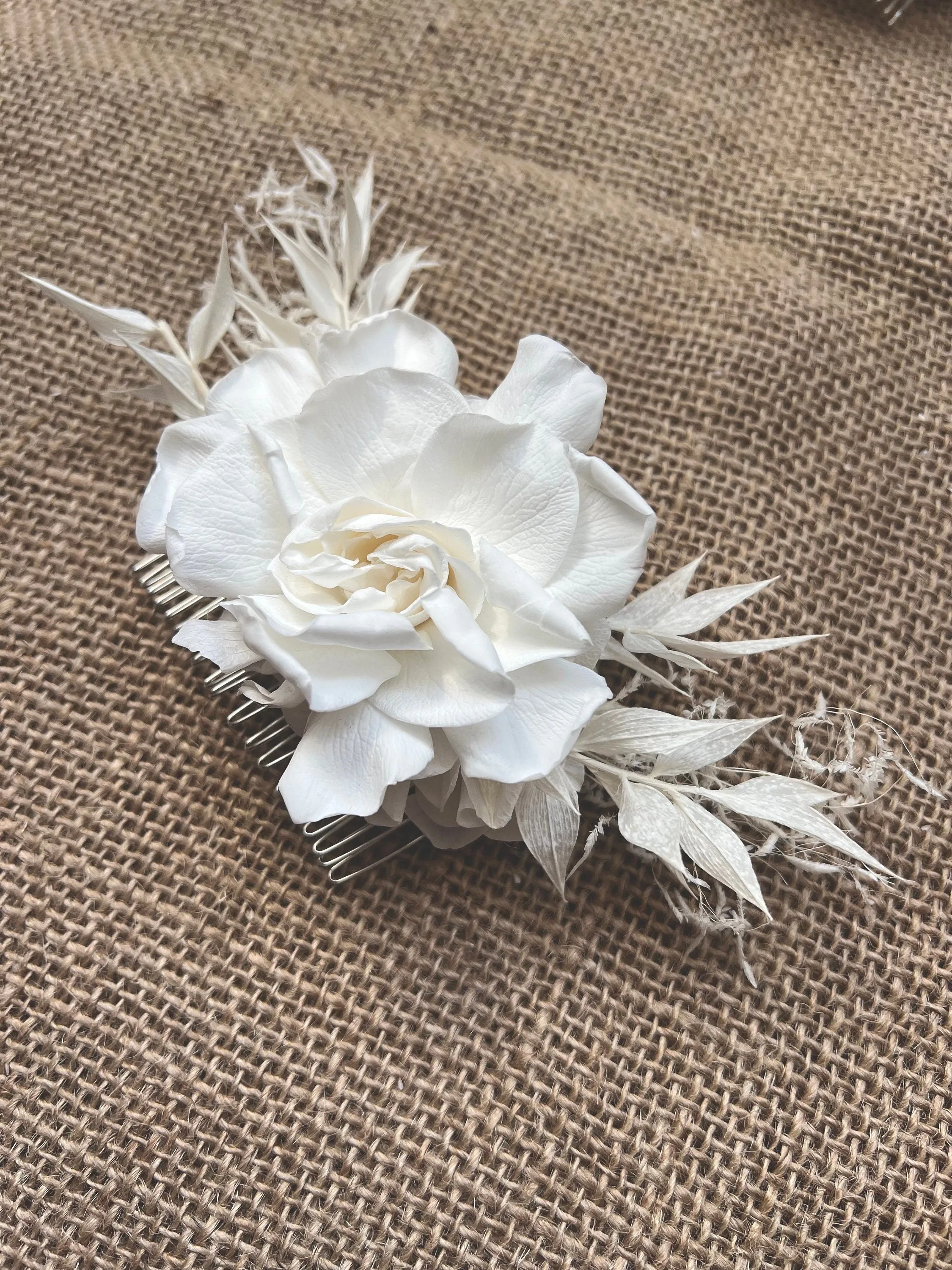 Boho Bridal White Floral Hair Comb, Gardenia Ruscus Dried Flower Headpiece for Wedding in White, Bridal Headpiece White Flowers For Hair Up